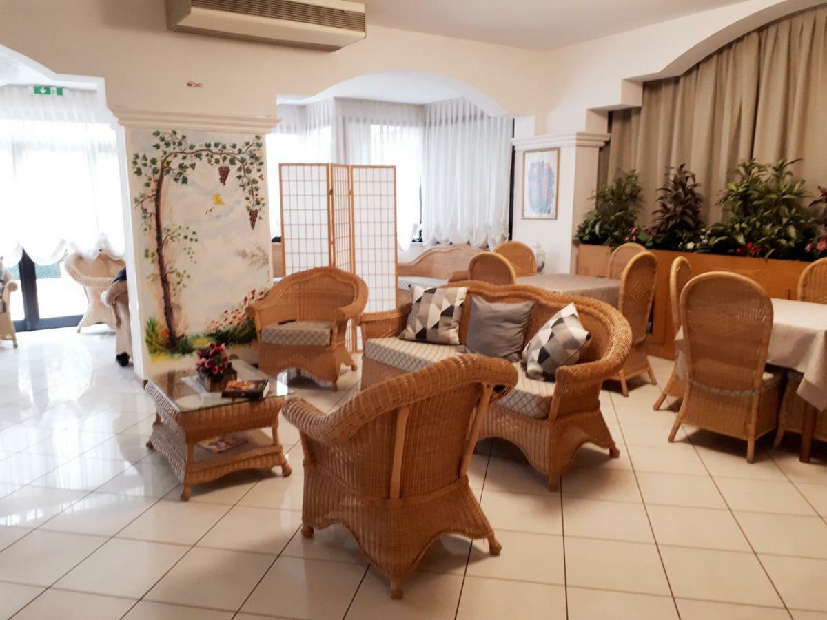 Hotel Arlecchino Milano Marittima Esterno foto
